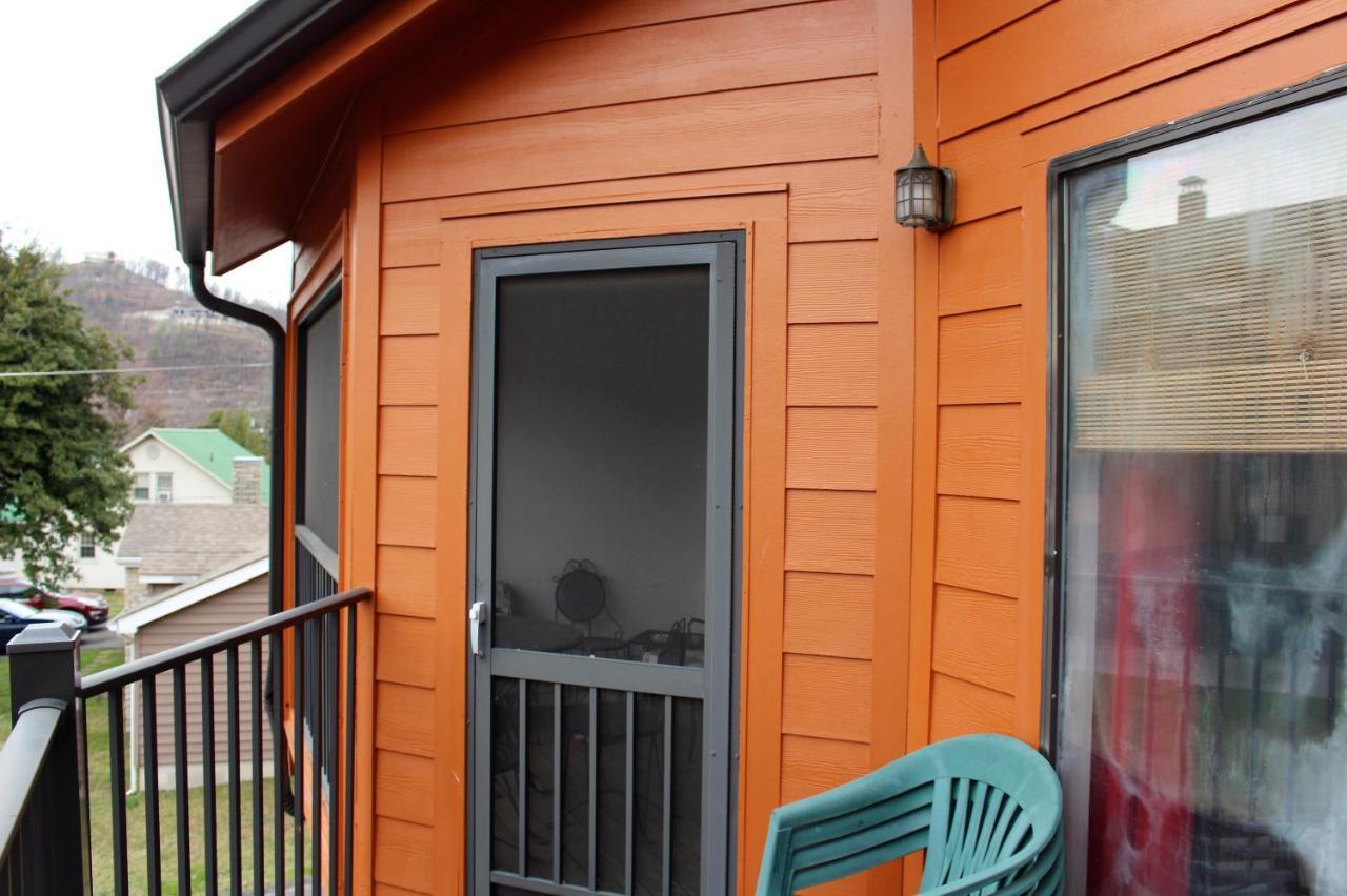 Spacious Downtown Condo Walking Distance To Downtown Gatlinburg Sleeps 6 Guests Exterior photo