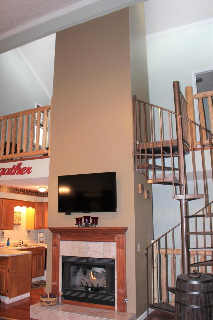 Spacious Downtown Condo Walking Distance To Downtown Gatlinburg Sleeps 6 Guests Exterior photo