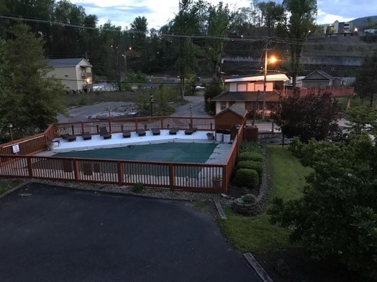 Spacious Downtown Condo Walking Distance To Downtown Gatlinburg Sleeps 6 Guests Exterior photo