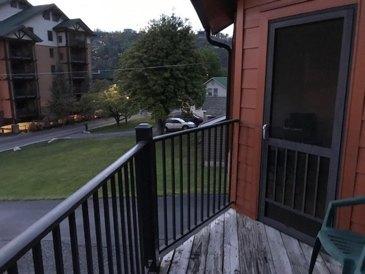 Spacious Downtown Condo Walking Distance To Downtown Gatlinburg Sleeps 6 Guests Exterior photo